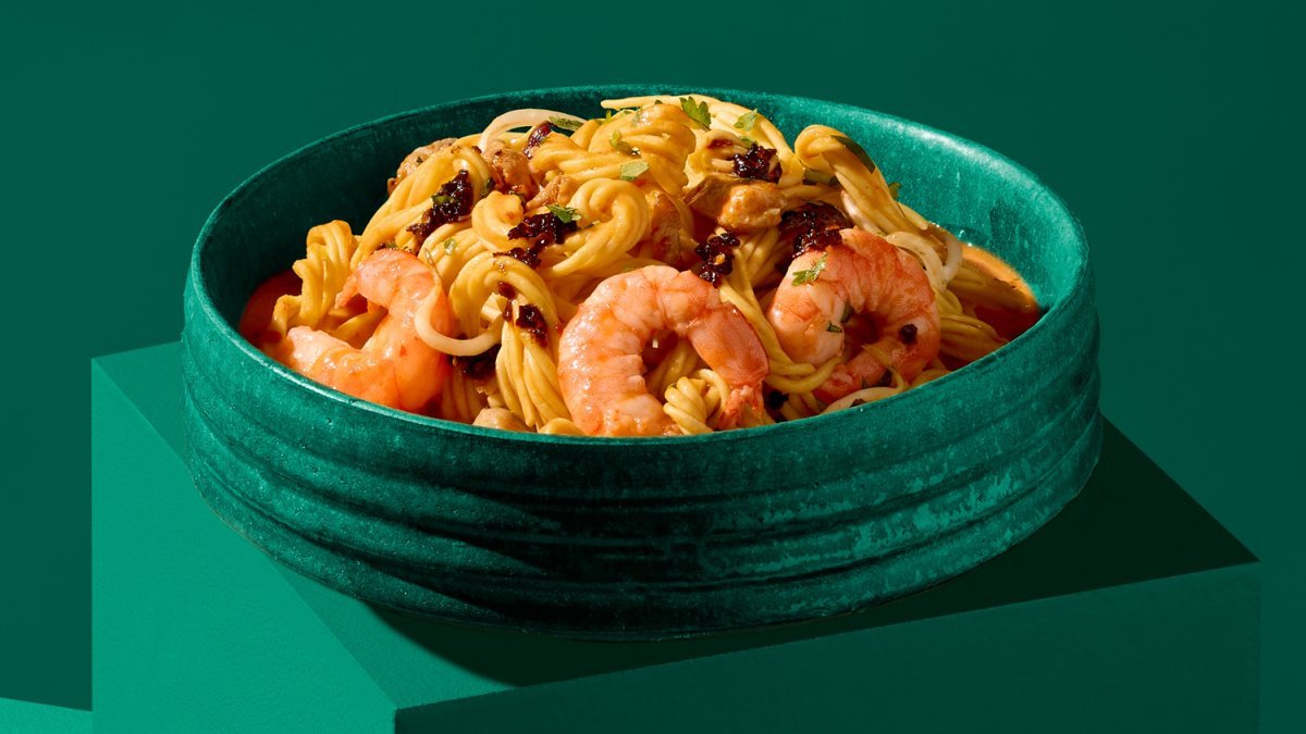 Eiernoedels met kip en garnalen in romige kokos-satesaus
