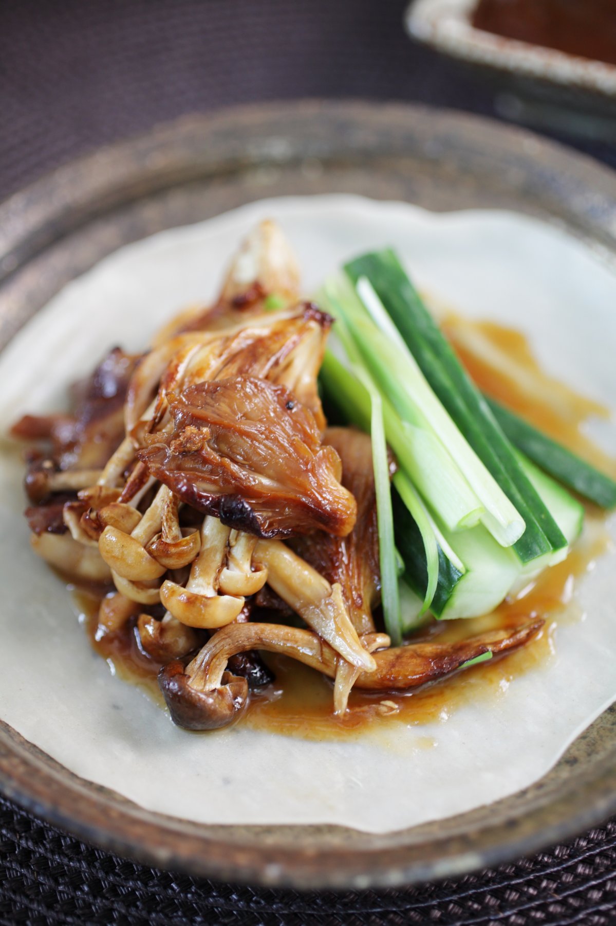 Vegetarische Peking-pannenkoekjes met paddenstoelen en hoisinsaus