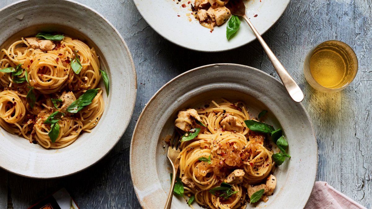 Kip en basilicum spaghetti in Tom Yum saus