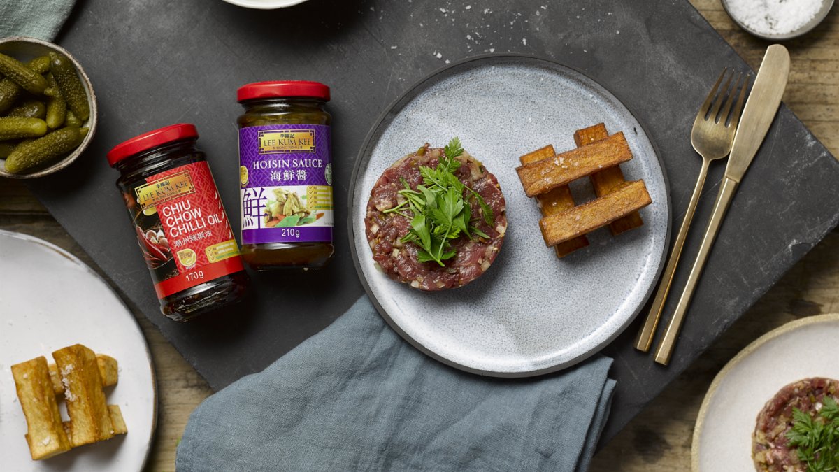 Aziatische biefstuktartaar met hoisin-saus, Parijse chips en groene salade